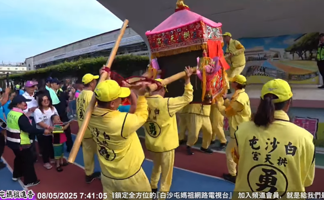 白沙屯媽校園賜福，但竟有疑似老師的大媽伸手搶結緣品。（翻攝白沙屯媽祖網路電視台YT）