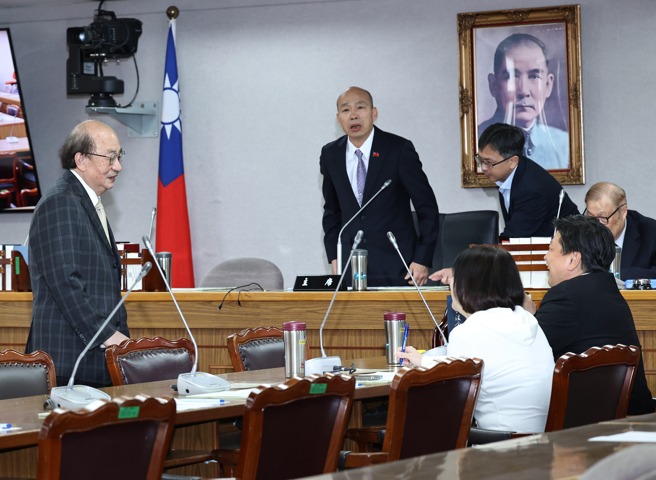 立法院長韓國瑜（後中）8日主持朝野黨團協商，研商「司法院人事同意權」、「核子反應器設施管制法第六條條文修正草案」、「紀念日及節日實施條例草案」等案。會前，民進黨立法院黨團總召柯建銘（左）與國民黨立法院黨團總召傅（山昆）萁（前右）、書記長王鴻薇（前右二）交談。（劉宗龍攝）