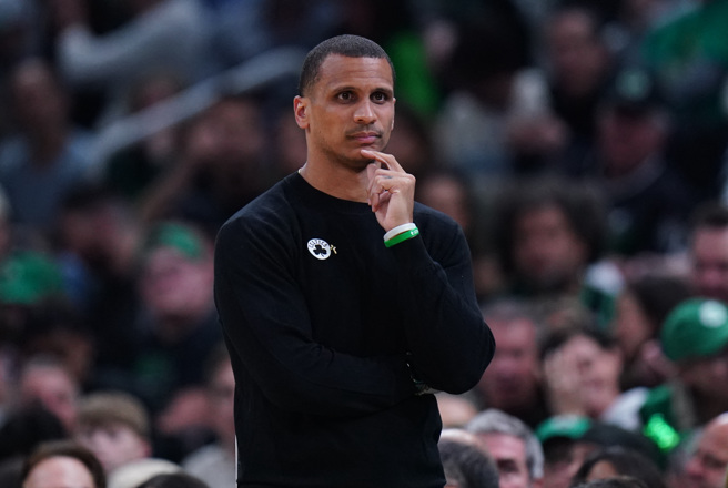 塞爾提克主帥馬祖拉（Joe Mazzulla）談關鍵時刻不喊暫停原因。（圖／路透）
