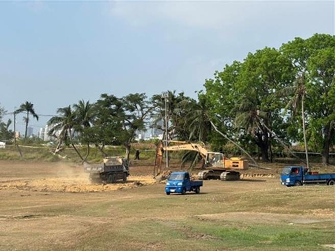 高市府8日回應，入場施工是執行管理責任，另高爾夫俱樂部業者未經授權，擅自無照營運球場，已涉竊占罪，絕不允許任何以非法方式使用市民財產的行徑。（高市府提供／紀爰高雄傳真）