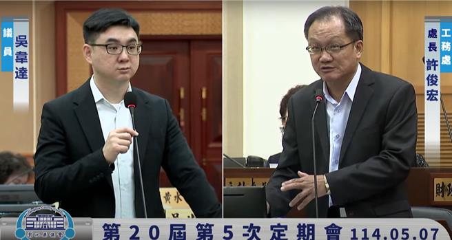 彰化縣議員吳韋達（左）質詢縣府工務處長許俊宏彰化市大埔路後續標線與設施調整的期程規畫。（溫芝樺提供／葉靜美彰化傳真）