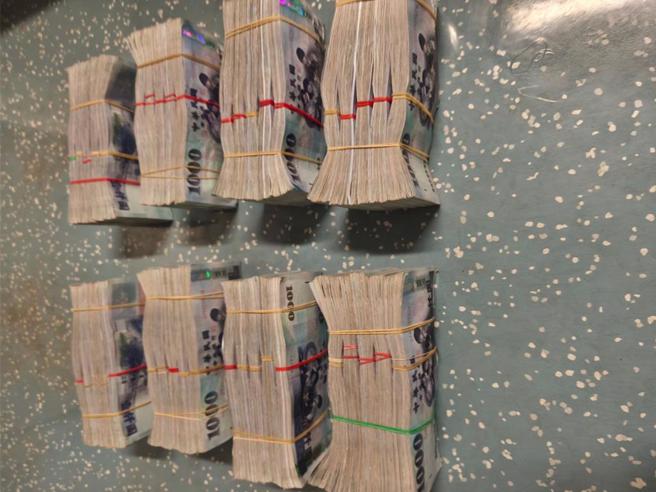 台鐵7日晚間驚傳鉅額現金遺失案！一名越南籍胡姓移工搭乘區間車時，竟將裝有400萬元現金的黑色手提袋遺落在車廂內，所幸被列車長及時尋獲並交由警方處理。（鐵警提供）