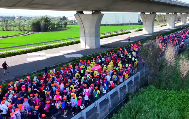 有位护理师因为还愿，便随着白沙屯妈祖进香队伍，一走就是8年。（图／翻摄自白沙屯妈祖网路电视台）