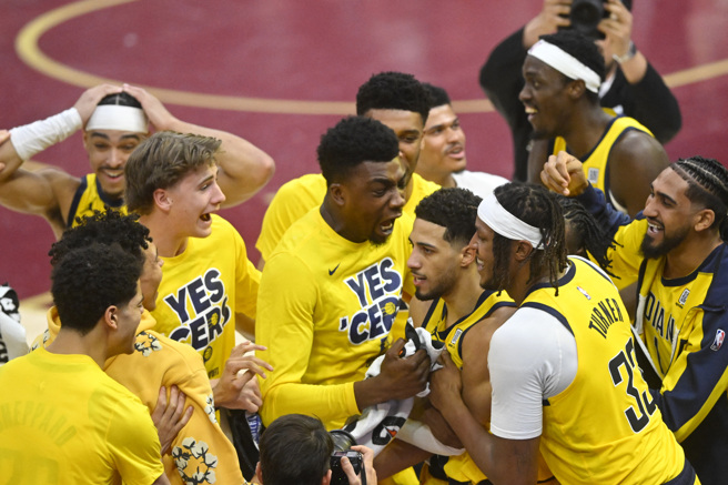 NBA官方公布的裁判報告揭露，最後48秒內溜馬有兩次關鍵違例未被吹判，導致比賽結果爭議不斷。（圖／路透）
