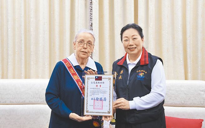 德国籍宣教士顾美玲（左）来台服务35年退休，花莲县长徐榛蔚（右）邀请顾美玲成为「花莲观光文化推广大使」，一起为推动国际观光努力。（花莲县政府提供／王志伟花莲传真）