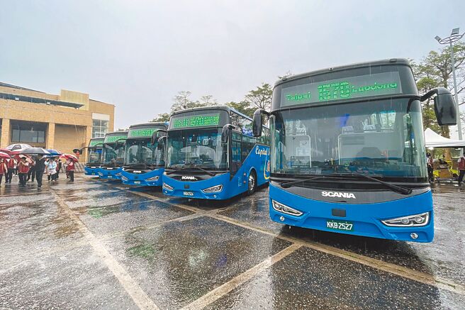 经营国道客运北宜线将近18年的首都客运7日宣布引进20辆新车，8日起加入北宜线营运。（李忠一摄）