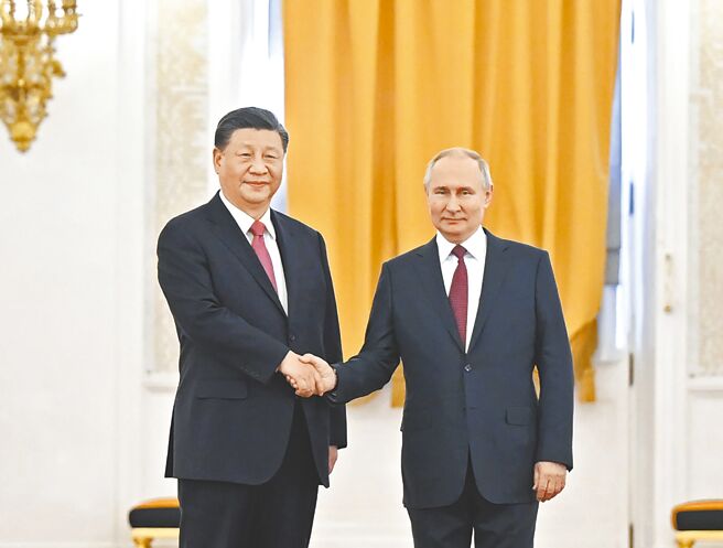 中国国家主席习近平7日下午乘专机启程前往莫斯科，预计8日与俄罗斯总统普丁举行双边会谈。图为莫斯科当地时间2023年3月21日，习近平（左）与普丁（右）在克里姆林宫举行会谈。（新华社）