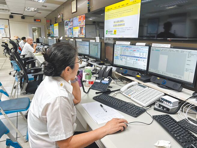 台南市119报案专线遭滥用情况严重，根据市府消防局统计，2024年共接获高达7万5579通无效报案电话，其中有5万971通无声或直接挂断。（消防局提供／洪荣志台南传真）