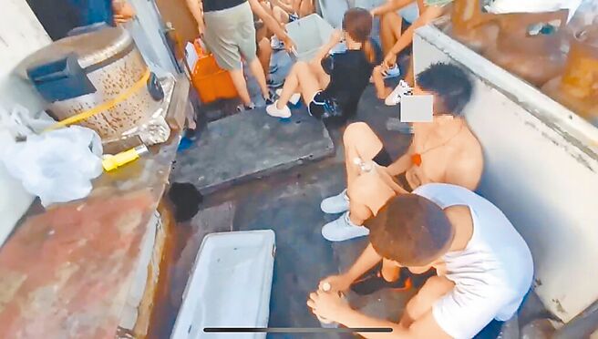 「海淯九号」于去年8月6日载18男2女偷渡出境，20人缺氧不停拍打船舱，被海巡人员发现，高雄地院审理后，判人蛇集团成员和船长、船员等7人，1年7月至3年10月不等徒刑。（本报资料照）