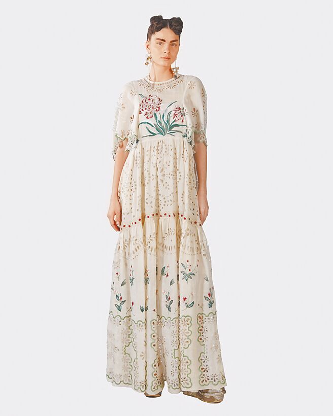 Biyan白色刺绣花卉五分袖长洋，10万3080元。（初衣食午提供）