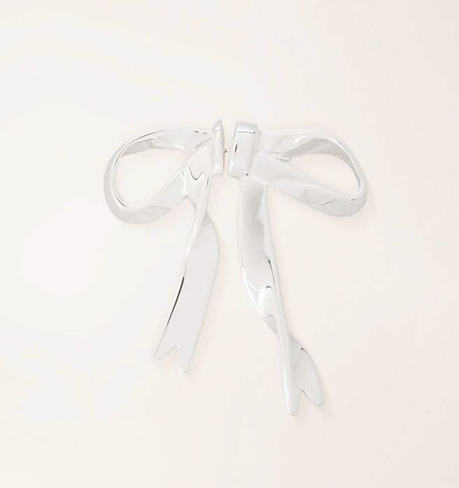 Maje银色蝴蝶结耳环，2490元。（Maje提供）