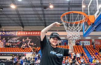 裕隆奪三連霸及隊史第八冠 嚴陳莉蓮親剪籃網嗨翻了