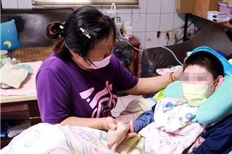 超越母爱！心疼瘫儿遭弃养 伯母一肩扛起 照护17年