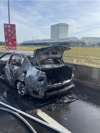 國道岡山段火燒車塞成停車場　駕駛竟離奇失蹤