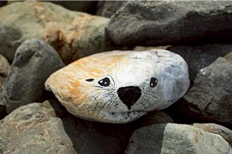 台東海濱公園尋寶 攜手畫家打造彩繪石頭