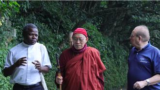 跨宗教深情擁抱 心道法師與鮑霖神父共話和平與生態