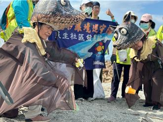 花莲美崙溪净滩 450人清出350公斤垃圾 守护台湾狐蝠栖地