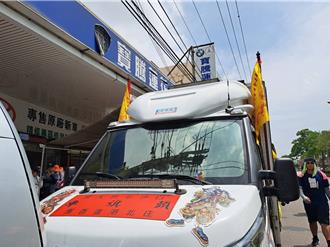白沙屯媽祖北返抵台中 頭旗車罕見駐名車行 小學生隔圍牆喊加油