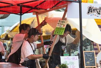 謝佳見樂當工具人被使喚 夜市擺攤慘遭大雨淋濕