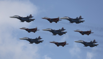 影》俄勝利日閱兵攻烏無人機首亮相！終場戰機編隊放3色煙