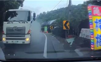 差點下課！南投埔霧公路遇大貨車爆胎 鄉公所職員死裡逃生