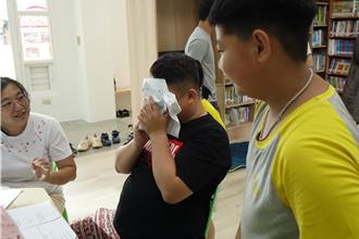 屏東大成國小家庭日歡度母親節 幫媽媽按摩、做美甲