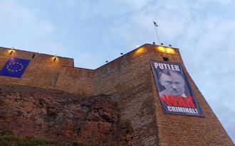 愛沙尼亞在俄羅斯邊境懸掛巨大橫幅 「戰犯普特勒」