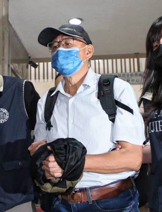 戰天下競選小物案！傅崐萁管家李慶隆上銬移送北檢 不發一語