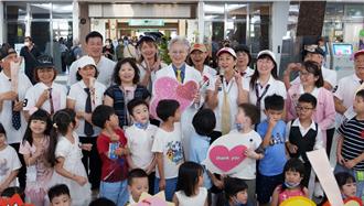 中榮、台中醫院老少登台 勁歌熱舞慶母親節