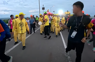 白沙屯媽祖鑾轎「斷棍」！香燈腳爆搶轎 轎班遭猛力推擠