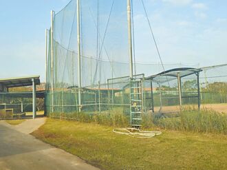 龟山棒球场凹凸不平 安全堪忧