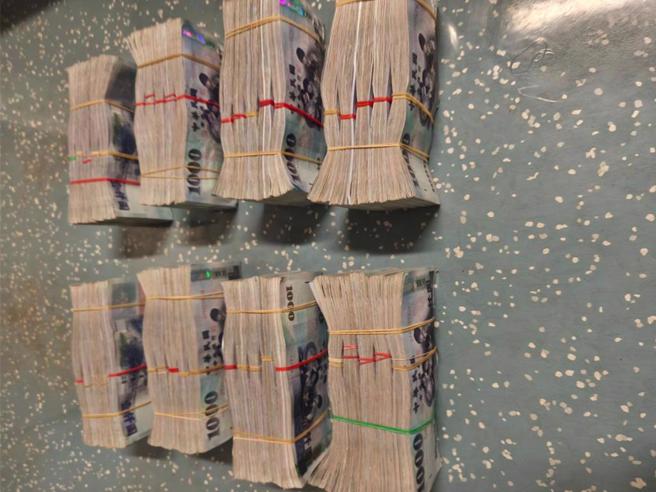 一名越南籍胡姓移工7日晚間搭乘台鐵區間車時，將裝有400萬元現金的黑色手提袋遺落在車廂內，所幸被列車長及時尋獲並交由警方處理。（鐵警提供）