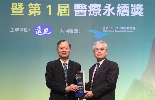 國泰綜合醫院榮獲遠見ESG人才發展組楷模獎肯定，由國泰綜合醫院林世昌副院長（右）代表受奬，左為頒獎人國家衛生研究院許惠恒副院長。（圖／國泰醫院）