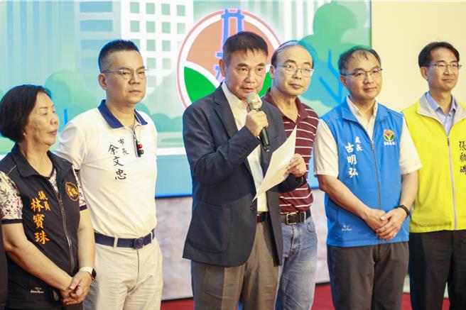 苗栗縣長鍾東錦（左三）表示，電動車已是未來交通的趨勢，尤其年輕族群的使用比例正快速提升，縣府將持續佈建相關基礎設施。（呂麗甄攝）