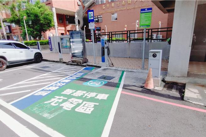 2025年5月9日苗栗縣／為提升民眾交通體驗，苗栗通APP整合了停車與充電資訊，將實現一站式的查詢與支付功能。未來使用者透過手機，即能輕鬆掌握在地交通動態。（呂麗甄攝）