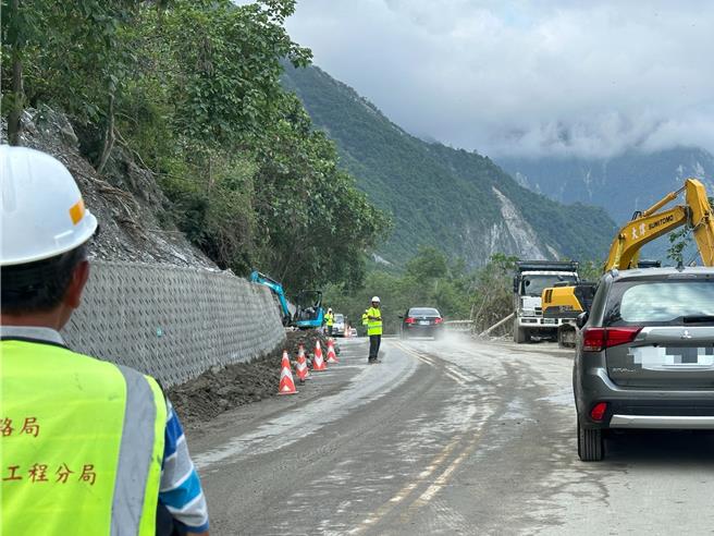 山区降大雨，苏花公路台9丁线和中至和仁路段预警性封闭。图为该路段之前施工状况。（王志伟摄）