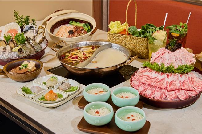 「撈王」特別推出母親節4人套餐，可吃到頂級肉品、綜合海鮮拼盤、主食、「手打蝦丸拼盤」等，業者加碼送限量小煲仔鍋、拍立得紀念照與鍋底半價券等寵愛媽咪。（圖／阿爾法餐飲）