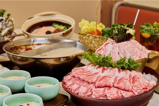 「極上雙豚宴」則匯聚松阪豬的彈嫩脆爽與梅花豬的豐潤細膩，脂香馥郁、肉質甘甜，入口即現層次分明的細致口感。（圖／阿爾法餐飲）