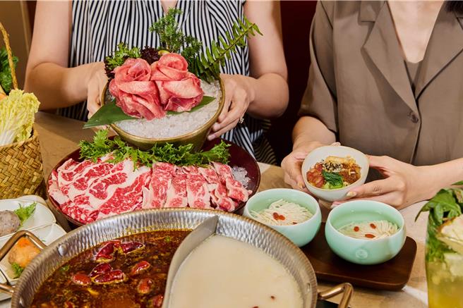 母親節套餐以「花卉造型料理」呈現，讓花意上桌，像是引人注目的「玫瑰牛舌」 和「繡球豆腐」，增添過節儀式感。（圖／阿爾法餐飲）