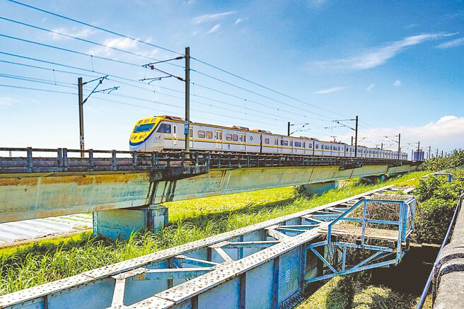 宜兰铁路高架化因为跨越兰阳溪的铁路桥须改建，不只总经费增加，工程也延后1年。图为兰阳溪铁路桥。（李忠一摄）