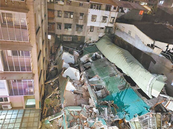 新北市三重区六张街「莘圣沐光居」建案，今年1月6日开挖地下室造成两侧邻房倾斜后倒塌全拆除，新北地检署发现建案施工过程疑似偷工减料或是便宜行事，上月15日带回4人说明，复讯后以3万至10万不等交保。（本报资料照片）