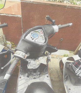 莽男不满机车遭刮伤 持铁鎚猛敲砸车惨了