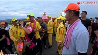 信徒搶扛白沙屯媽鑾轎轎桿斷裂 廟方：斷桿屬正常現象