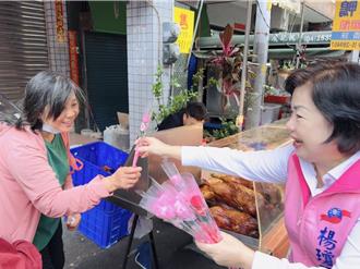 母親節將至 楊瓊瓔跑3市場發送5000束康乃馨
