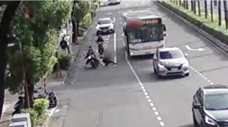 路中讓乘客下車釀車禍 板橋警開罰公車司機