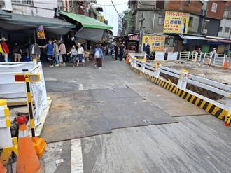 桃園忠貞市場拓寬工程積水嚴重 護欄遭移位 平鎮區公所急補救