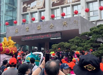 今年不看戲！早早駐駕鎮公所 粉紅超跑明早6時！將進入最高潮