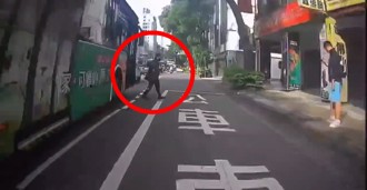 超扯！公車未靠站讓乘客下車 害騎士撞上畫面曝