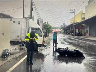 大貨車剛出工廠就車禍！ 機車騎士噴飛對向車道受傷