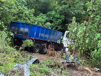 大貨車撞破台64護欄　墜觀音山隧道前邊坡駕駛送醫